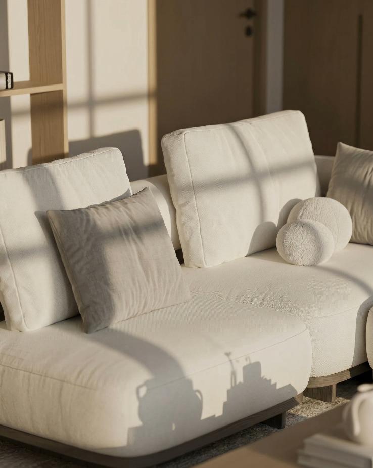 פנים בית – ספה קרם יוקרתית עם אור טבעי דרך חלונות